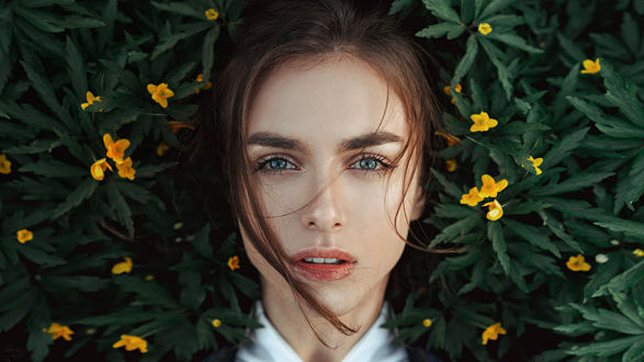 Обои на рабочий стол Портрет девушки на фоне цветов, фотограф Георгий Чернядьев