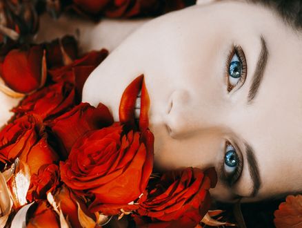 Обои на рабочий стол Голубоглазая девушка с красными розами, by Alyssa Framm
