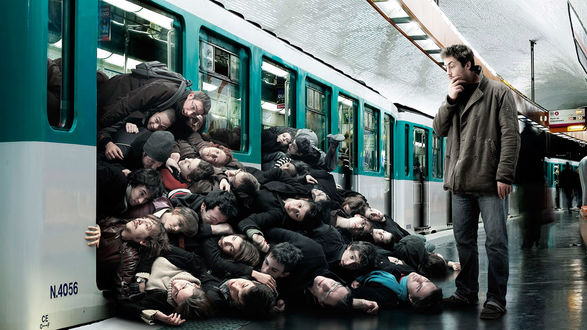 Обои на рабочий стол Парень стоит в метро, почесывает бороду и смотрит на толпу выпавших на перрон пассажиров