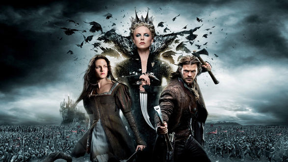 Обои на рабочий стол Kristen Stewart / Кристен Стюарт в образе Белоснежка, Charlize Theron / Шарлиз Терон в образе Королева Равенна и Chris Hemsworth / Крис Хемсворт в образе охотник Эрик стоят на фоне воюющих армий, персонажи из фильма Snow White & the Huntsman / Белоснежка и охотник