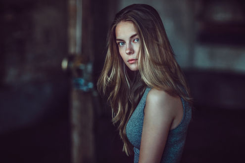 Обои на рабочий стол Симпатичная девушка с длинными волосами, фотограф jean / noir