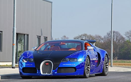 Обои на рабочий стол Синий спортивный автомобиль Bugatti / Бугатти стоит на дороге у здания, на заднем плане небо и деревья