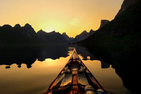 Обои на рабочий стол Работа Kayaking in Reinefjord Lofoten Islands Norway / на байдарках в Reinefjord Лофотенских островах Норвегии, фотограф Tomasz Furmanek