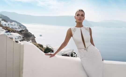 Обои на рабочий стол Девушка в белом платье, фотосессия на сказочном острове Santorini / Санторини, коллекция от израильского дизайнера Julie Vino