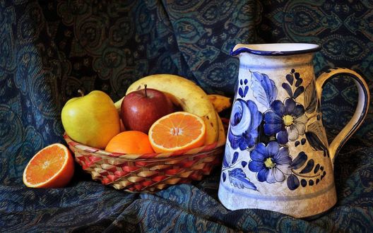 Обои на рабочий стол Фрукты в плетеной корзинке, расписной кувшин, ткань, натюрморт