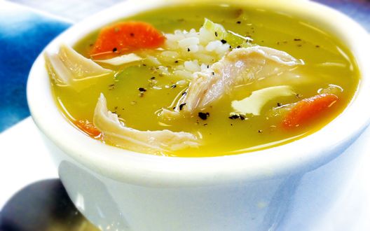 Обои на рабочий стол Куриный бульон с рисом и морковью в белой миске