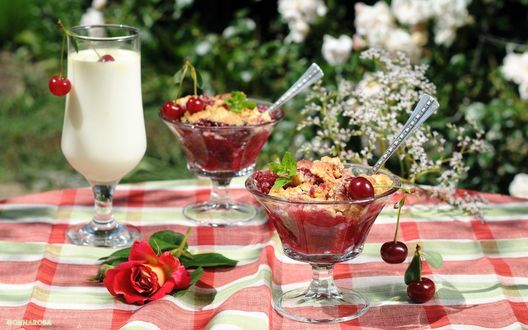 Обои на рабочий стол Вишневый крамбл / crumble, десерт из вишен и мюсли, высокий бокал с молоком, вишни, алая роза, на клетчатой скатерти, композиция