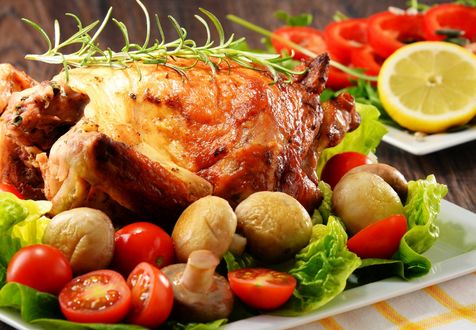 Обои на рабочий стол Тарелка с запеченной курицей и гарниром