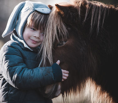 Обои на рабочий стол Ребенок стоит рядом с лошадью, by Prettyhorse Photography