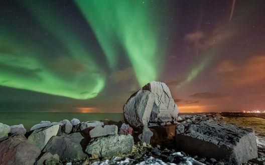 Обои на рабочий стол Северное сияние над каменистым побережьем в Исландии / Island