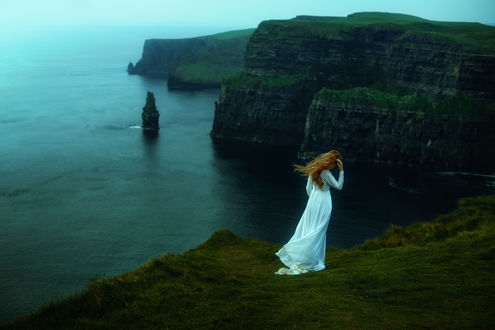 Обои на рабочий стол Девушка на фоне огромного утеса, by TJ Drysdale