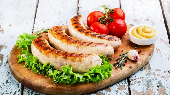 Обои на рабочий стол Доска с колбасками, овощами и горчицей
