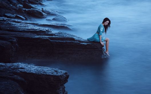 Обои на рабочий стол Девушка сидит на камне опустив ноги в воду, фотограф Evgeniya Litovchenko