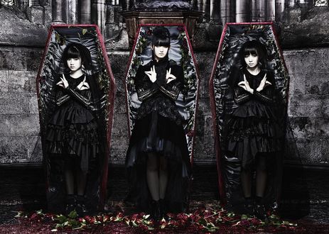 Обои на рабочий стол Yui Mizuno, Suzuka Nakamoto и Moa Kikuchi в гробах из группы Babymetal, Япония / Japan
