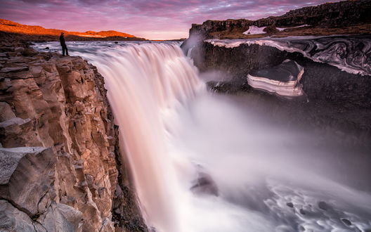 Обои на рабочий стол Мужчина стоит на краю водопада Деттифосс / Dettifoss, Исландия / Iceland