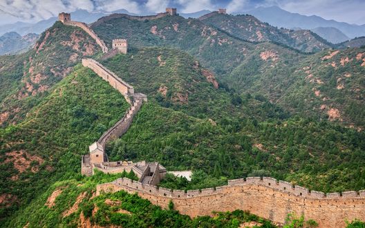 Обои на рабочий стол Great Wall, China / Великая Китайская стена, Китай, фрагмент, горы, растительность, небо, пейзаж в утренней дымке