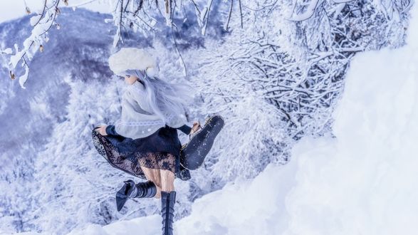 Обои на рабочий стол Кукла со срипкой в зимнем лесу