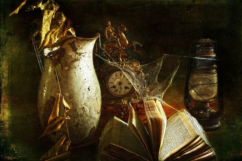 Обои на рабочий стол Забытые предметы, часы, книга, лампа, кувшин