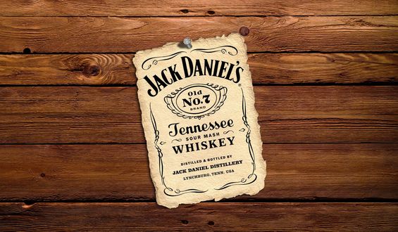 Обои на рабочий стол Этикетка от виски Jack Daniels прибита гвоздем к деревянной стене