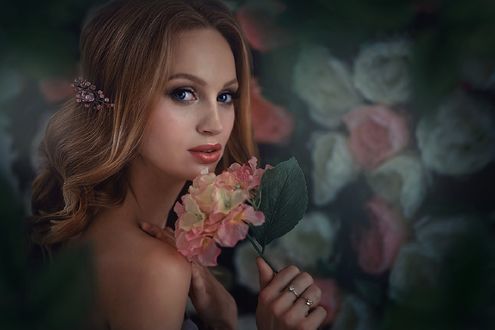 Обои на рабочий стол Девушка с цветами в руке
