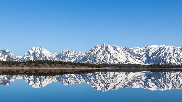 Обои на рабочий стол Горы и лес в отражение воды