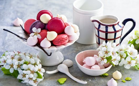 Обои на рабочий стол Тарелка с печеньем macarons / макарун, миска з розовым зефиром, ложки, молочница и белые цветы