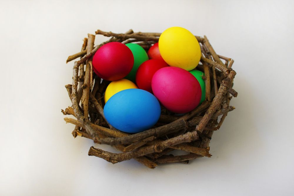 Обои для рабочего стола Яркие разноцветные пасхальные яйца в гнезде