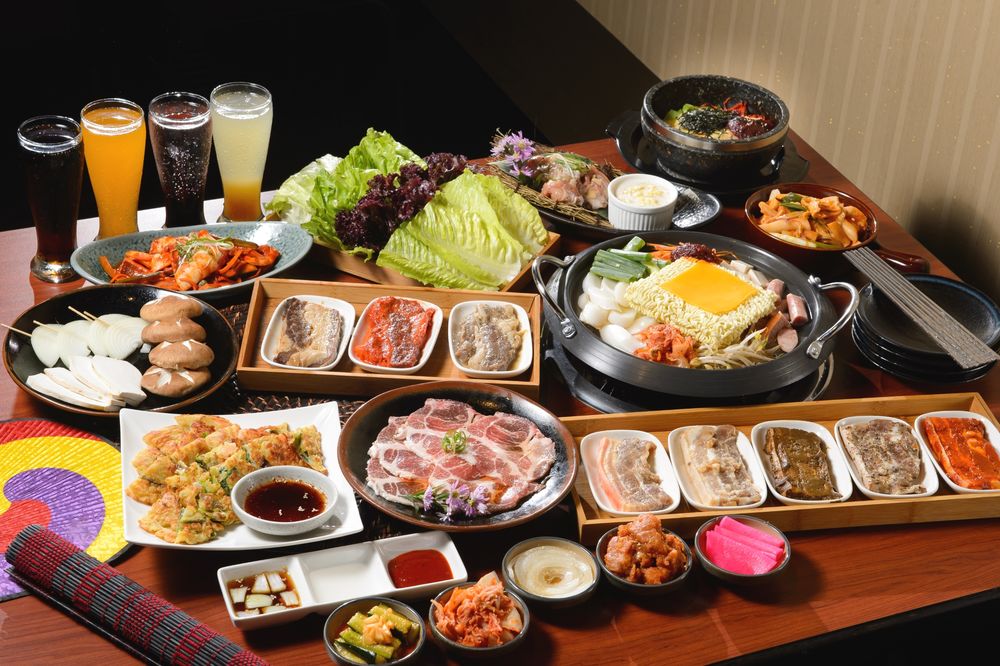 Японский стол с едой