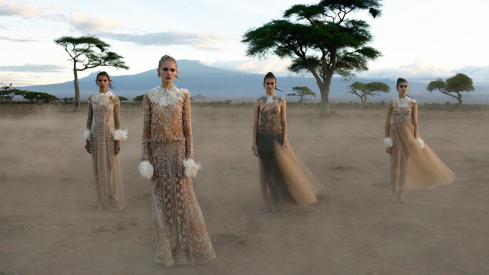 Обои для рабочего стола Девушки-модели позируют среди пустыни в красивых платьях с национальнами орнаментами