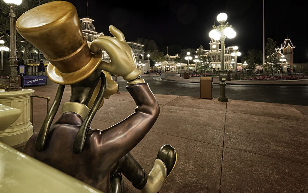 Обои для рабочего стола Памятник Гуффи / Goofy, герою Диснея / Disney, на ночной улице, под светом фонарей