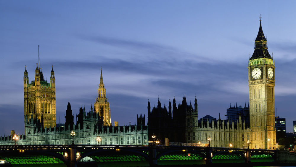 Обои для рабочего стола Вид Лондона со знаменитой башней с часами Биг Бен / Big Ben, и Вестминстерским дворцом / Westminster Palace, виден фрагмент моста через Темзу, вечер