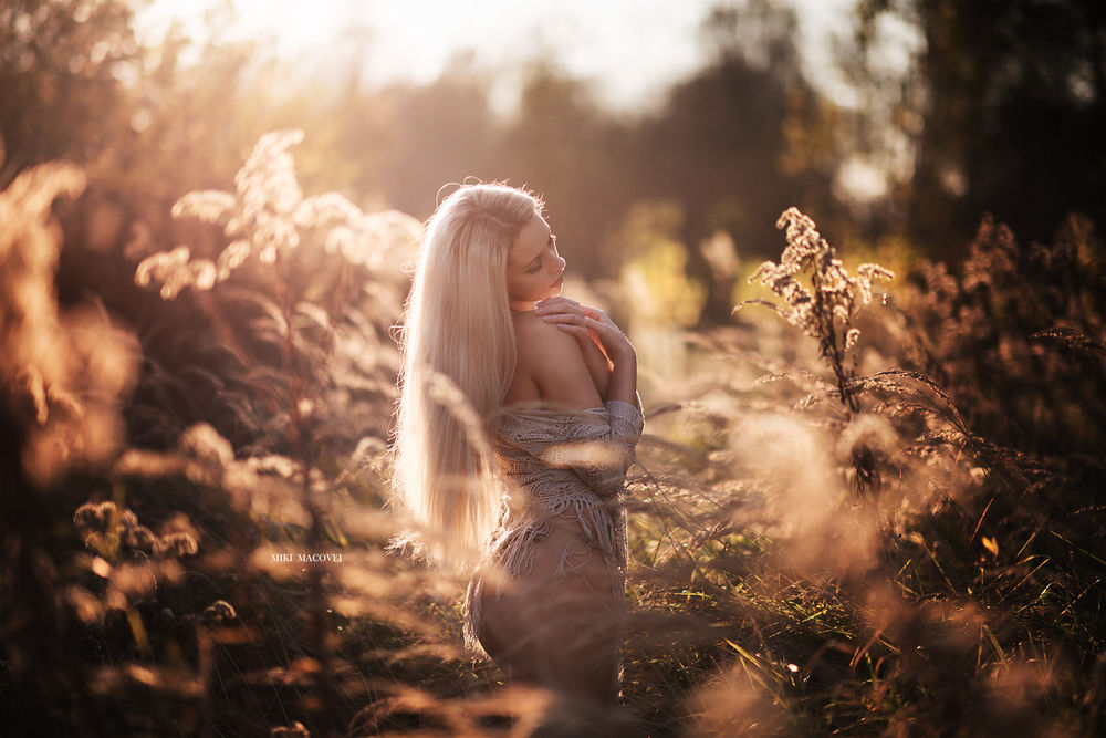 Обои для рабочего стола Девушка в дневном свете стоит на фоне природы, by Miki Macovei