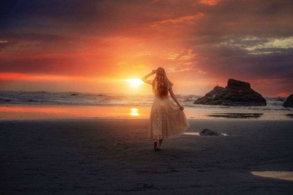 Обои для рабочего стола Девушка стоит на фоне заката, by TJ Drysdale