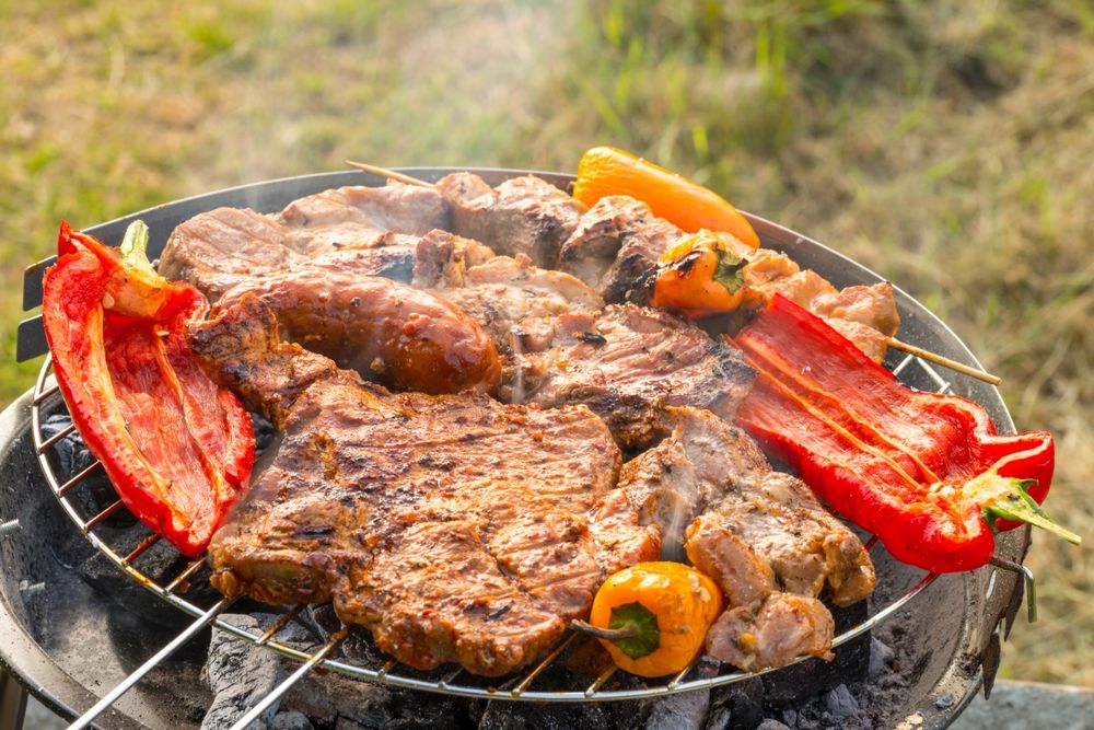 Обои для рабочего стола Гриль с шашлыком, мясом и овощами