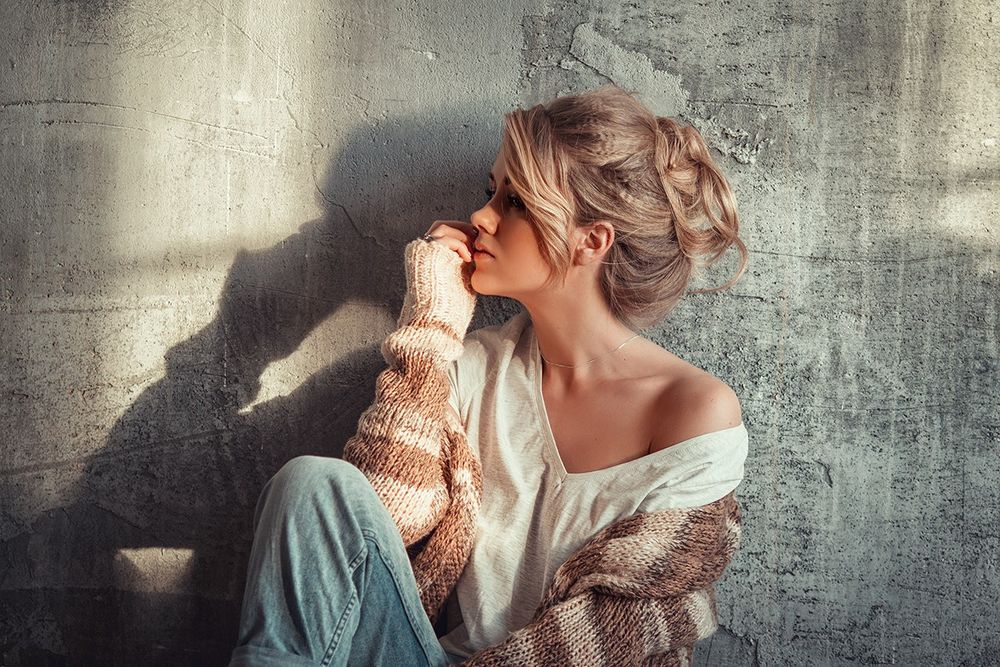 Обои для рабочего стола Девушка Мария сидит у стены, фотограф Liliya Nazarova