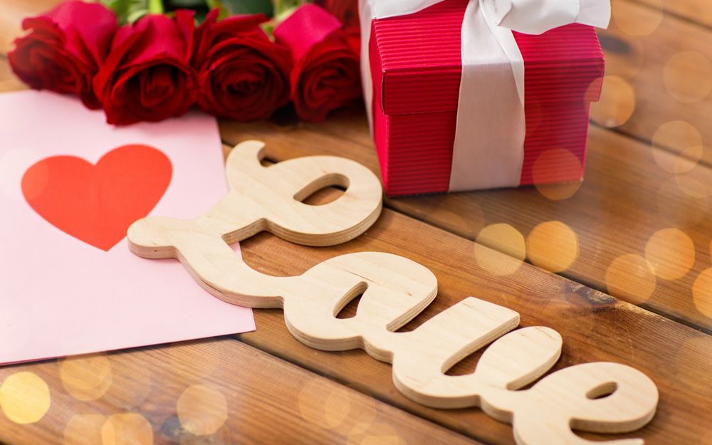 Обои для рабочего стола Открытка с сердечком, букет красных роз, красная подарочная коробка и деревянная табличка-надпись Love / Любовь