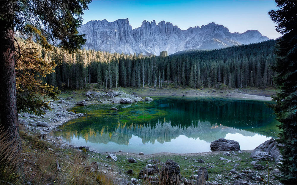 Обои для рабочего стола Маленькое озеро в горах, окруженное хвойным лесом. От Vladimir Klinton