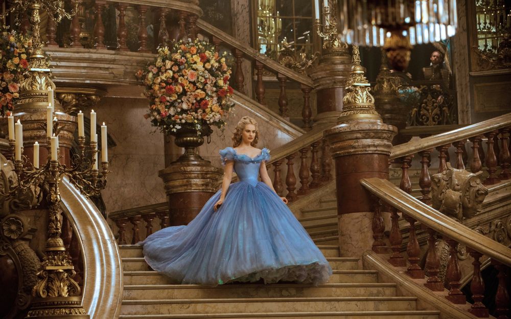 Обои для рабочего стола Актриса Лили Джеймс / Lily James в роли Золушки / Cinderella из одноименного фильма сказки, в пышном голубом платье спускается по лестнице