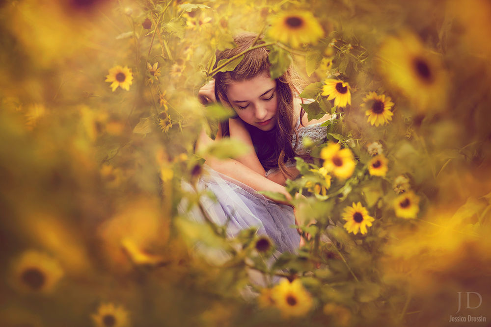 Обои для рабочего стола Девушка в цветах, by Jessica Drossin