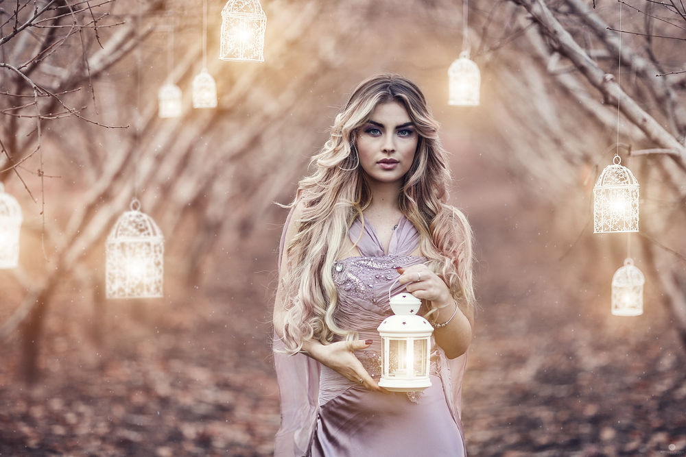 Обои для рабочего стола Девушка Mara Cammarota / Мара Каммарота с фонарем в руках, by Alessandro Di Cicco
