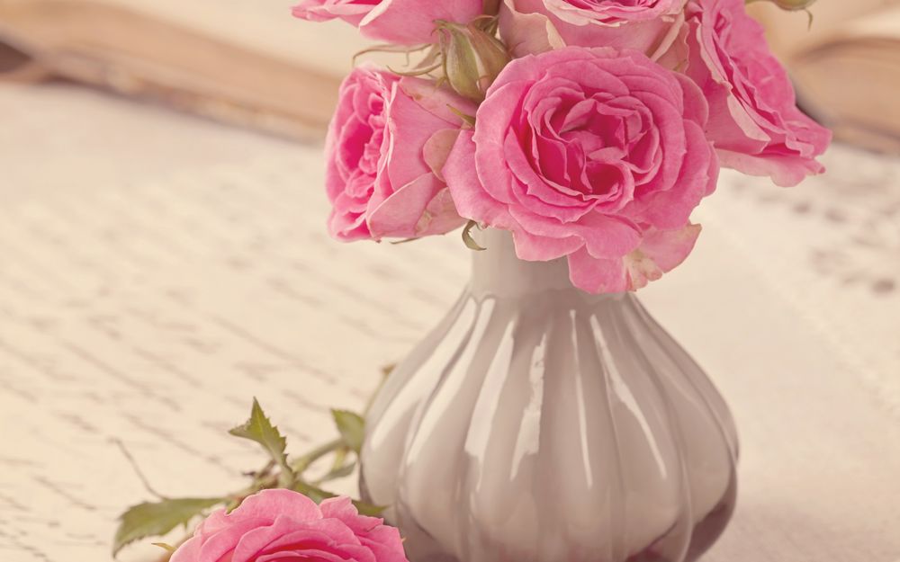 Обои для рабочего стола Керамическая ваза с букетом розовых роз