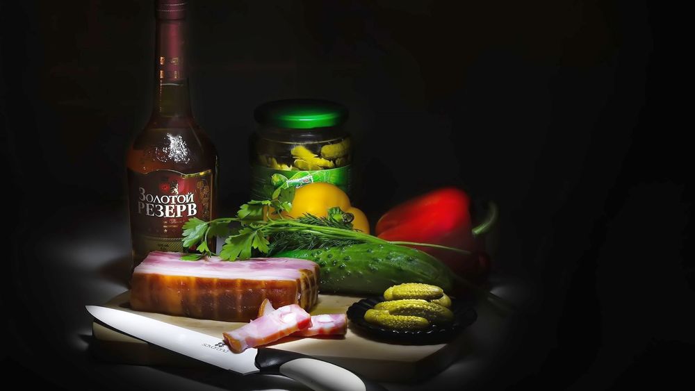 Обои для рабочего стола Коньяк, копченая грудинка, овощи, соленья, нож, композиция, подсветка (Золотой резерв)