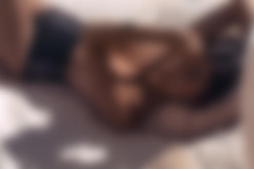 Обои для рабочего стола Полуобнаженная девушка лежит на постели, фотограф Ben ha&;m David