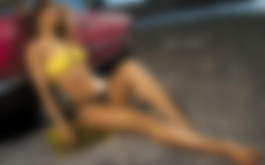 Обои для рабочего стола Девушка в купальнике сидит на земле у авто