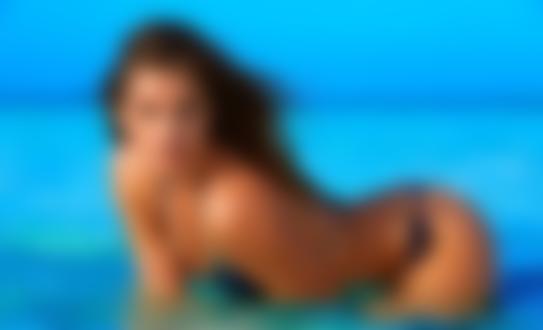 Обои на рабочий стол Модель Barbara Palvin в синем купальнике позирует в море