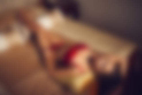 Обои на рабочий стол Девушка в нижнем красном белье лежит на кровати, фотограф Sergey Yakubitskiy