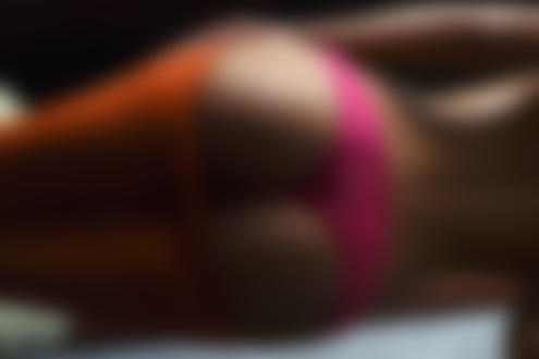 Обои для рабочего стола Девушка натягивает оранжевые колготки на попу, фотограф Ura Pechen