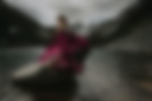 Обои на рабочий стол Полуобнаженная девушка стоит на камне посреди озера, фотограф Lexy Parks