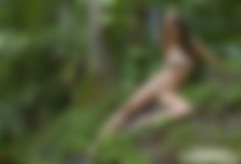 Обои для рабочего стола Девушка в цветастом купальнике позирует среди тропического леса, модель Emily Ratajkowski / Эмили Ратажковски для журнала Sports Illustrated