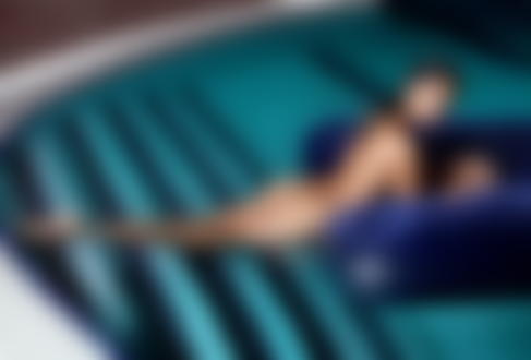 Обои на рабочий стол Обнаженная девушка в бассейне облокотилась на надувной матрас